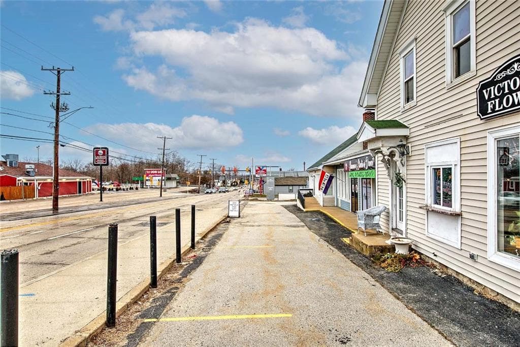 606 Metacom Avenue - Photo 4