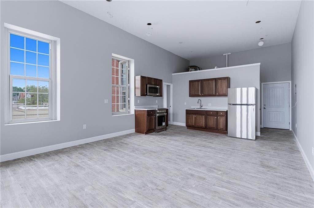 387 Broad Street - Photo 2