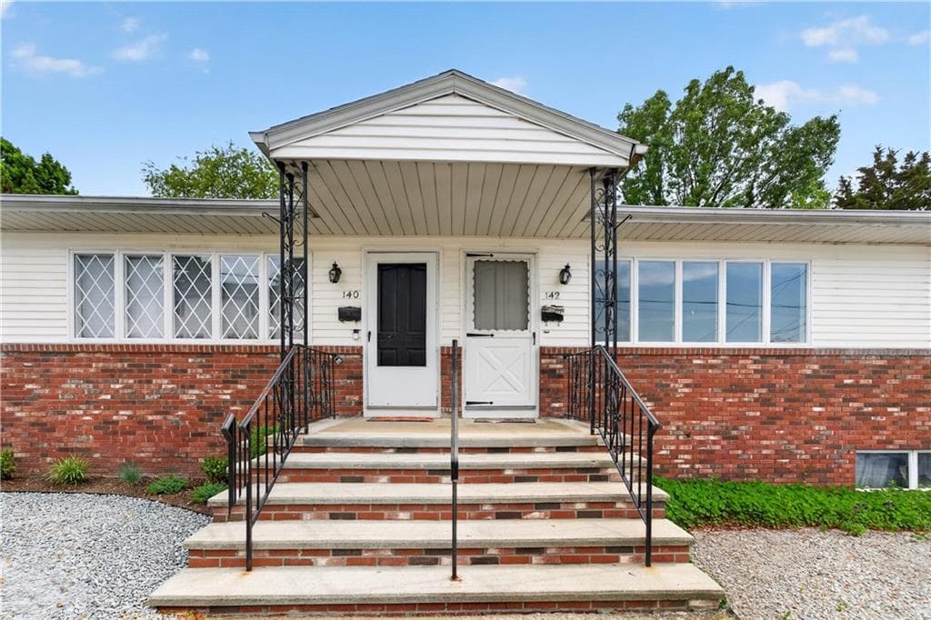 140 lawrence Street - Photo 2
