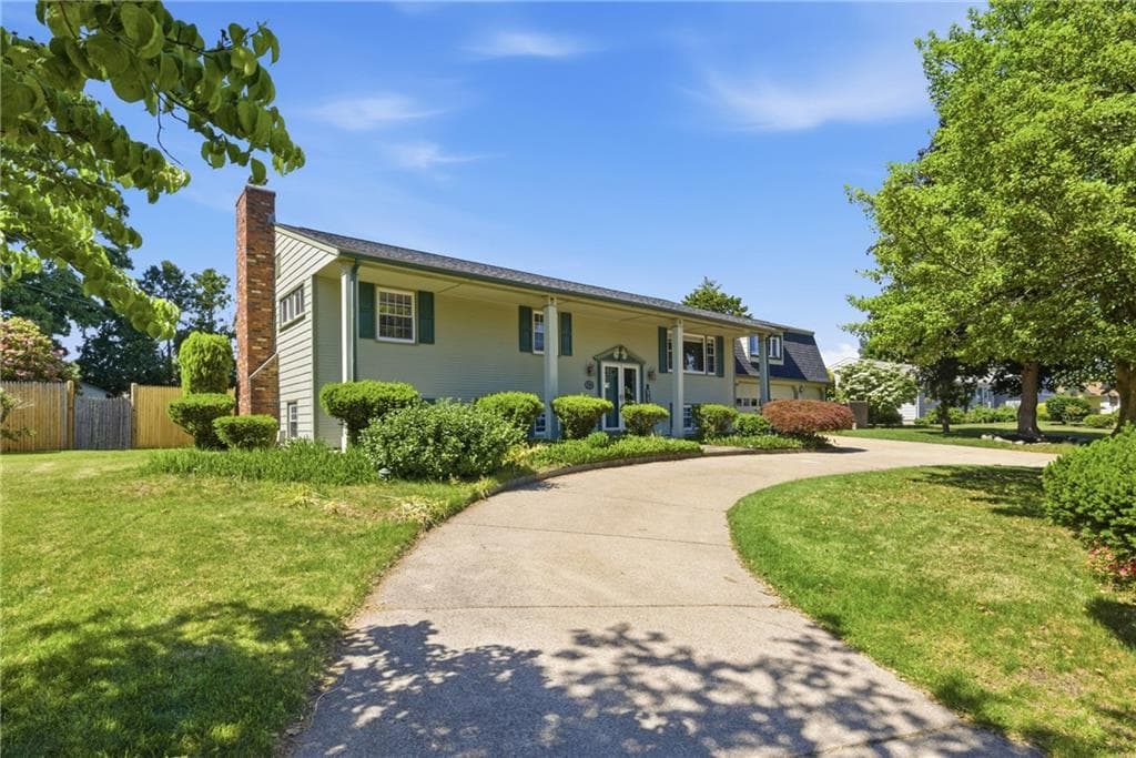 550 Algonquin Drive - Photo 2