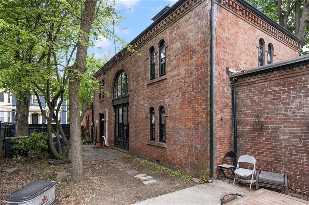 369 Thayer Street