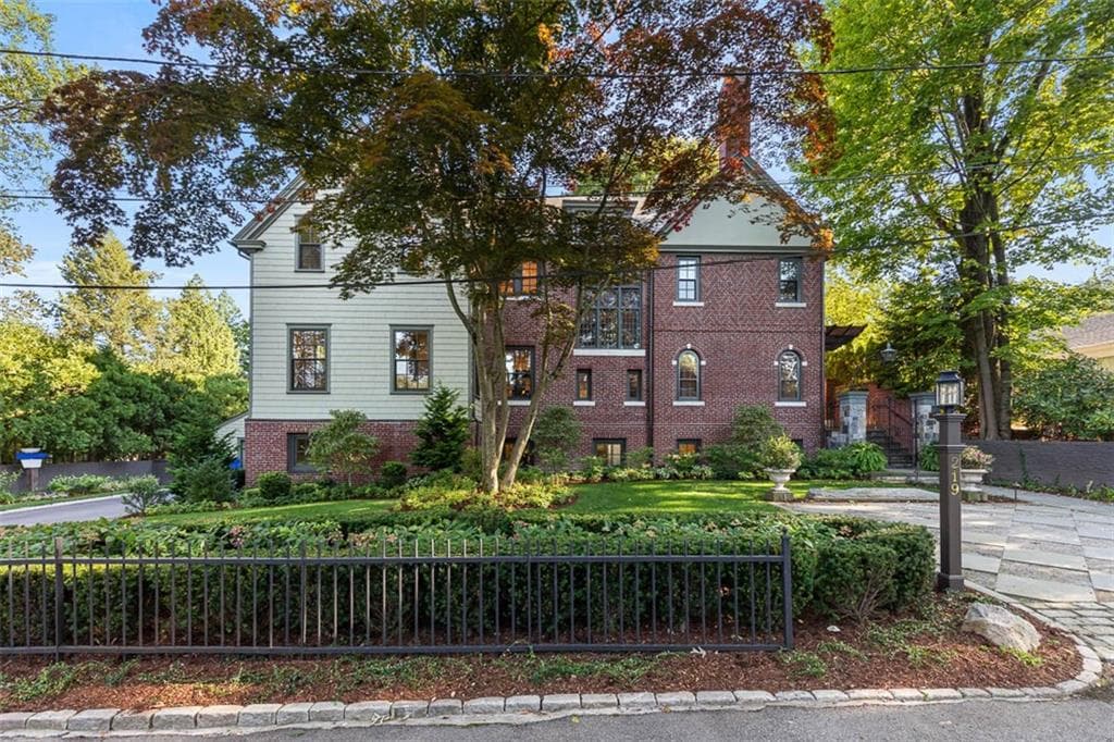79 Clarendon Avenue - Photo 1
