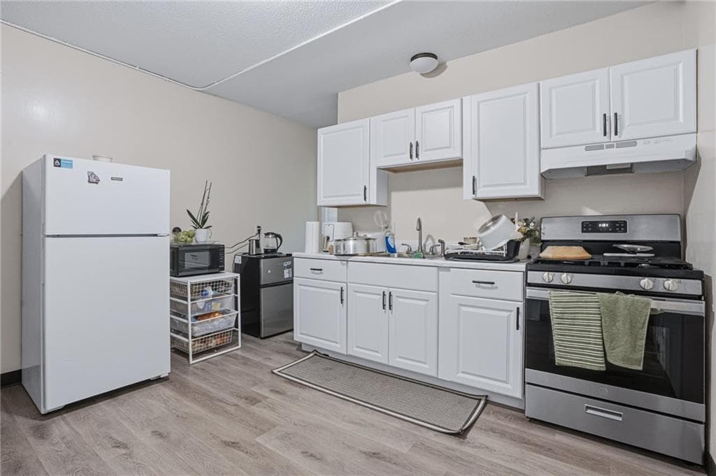139 E School Street - Photo 2