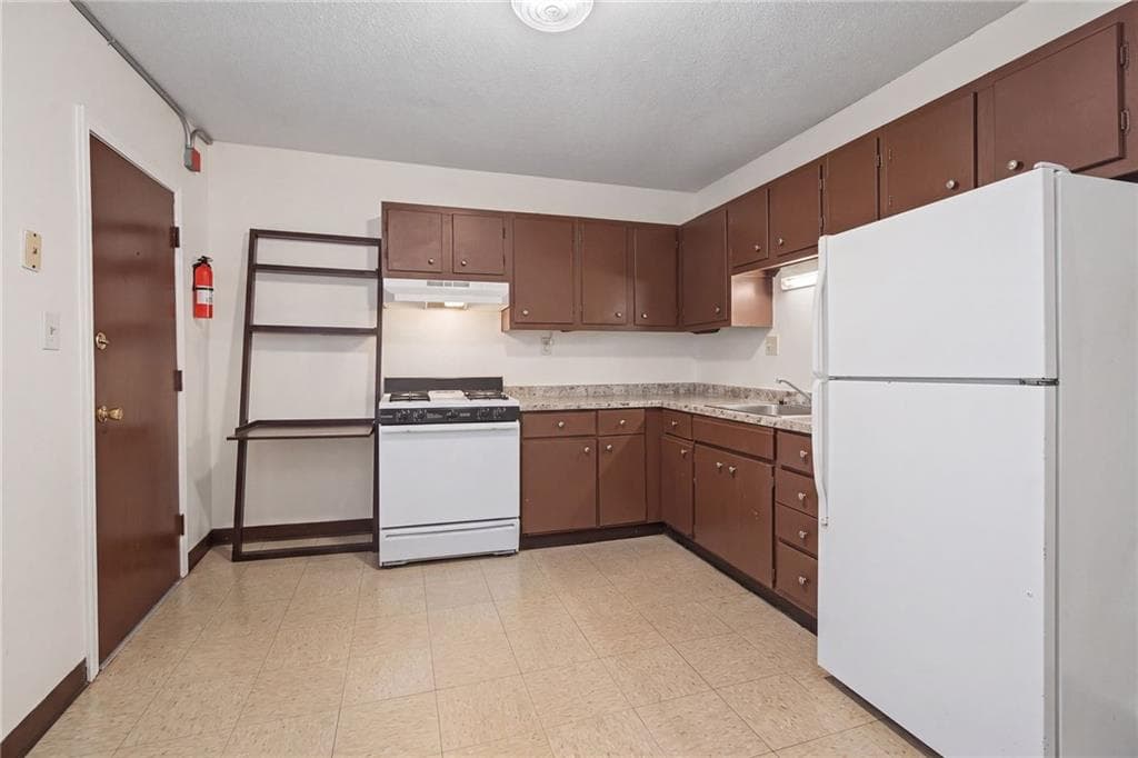 471 Pond Street - Photo 3