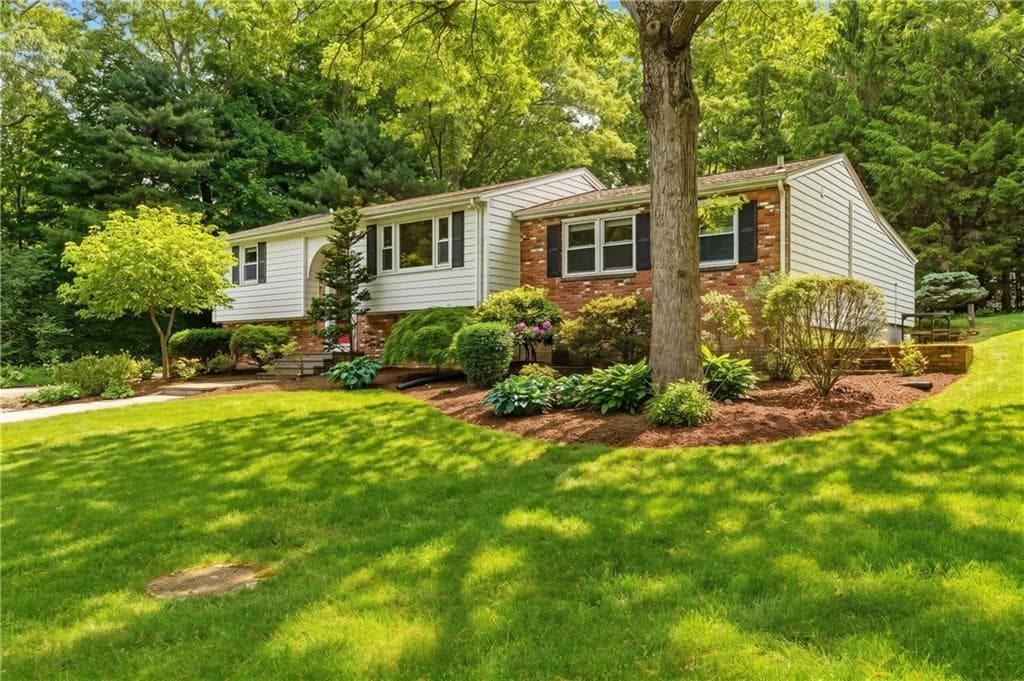 8 Ledgemont Drive