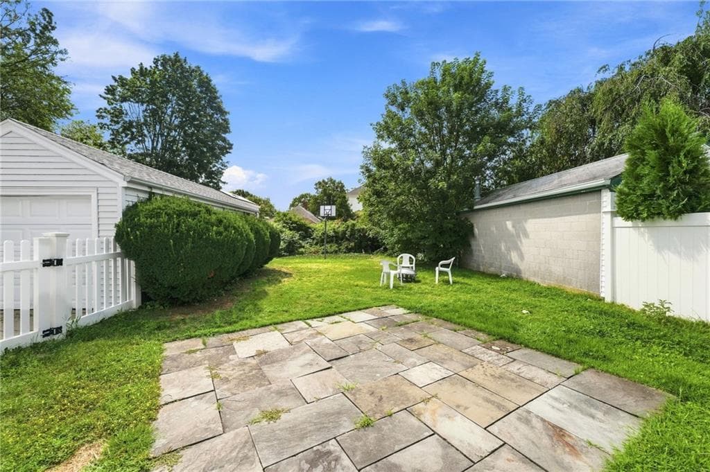74 Isabella Avenue - Photo 2