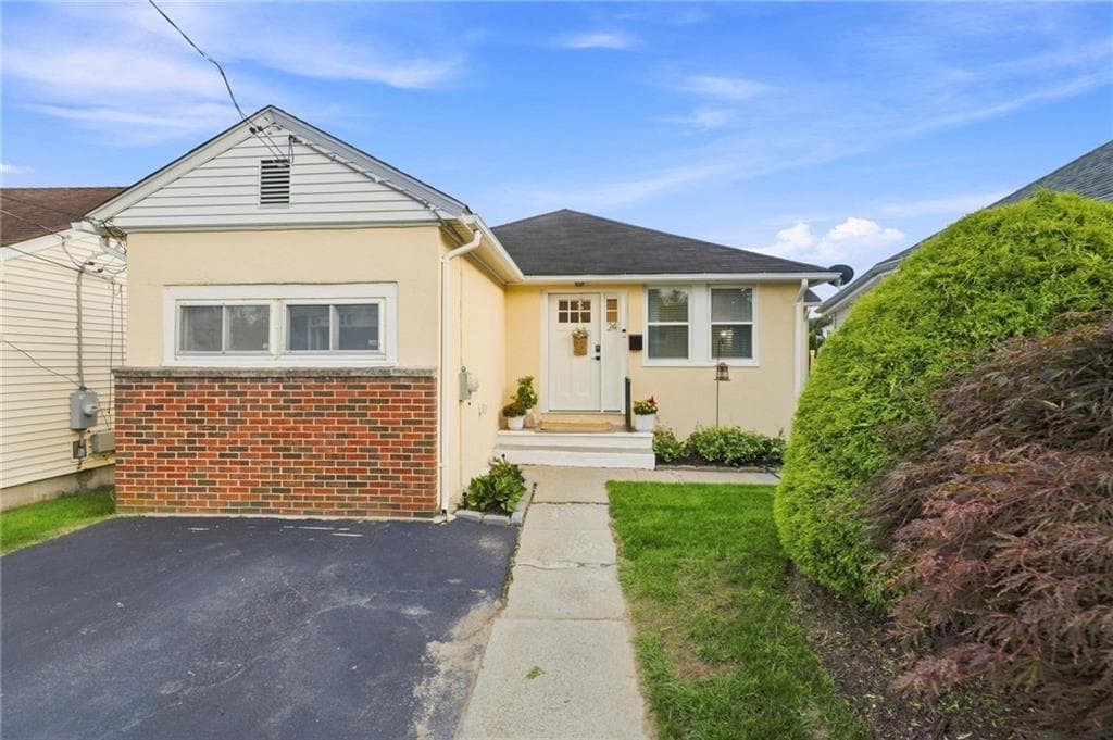 24 Borden Avenue