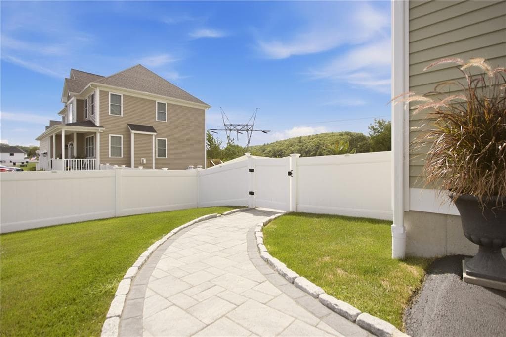 459 Louise Street - Photo 5