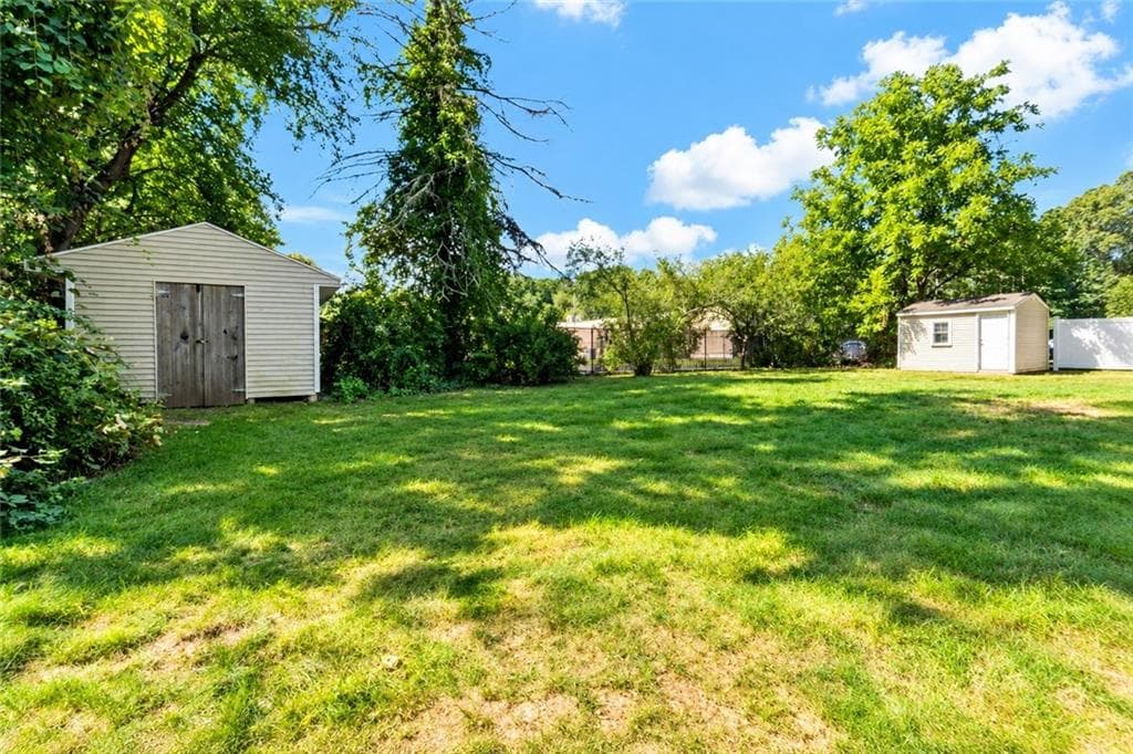 44 MAXWELL Drive - Photo 4