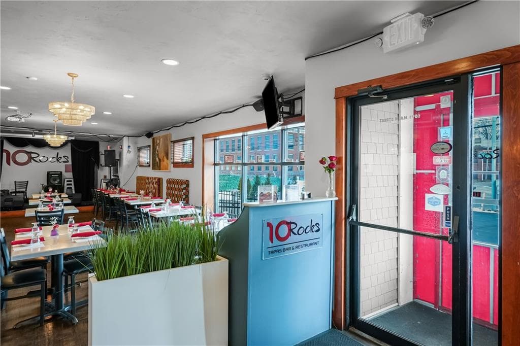 1091 Main Street - Photo 2