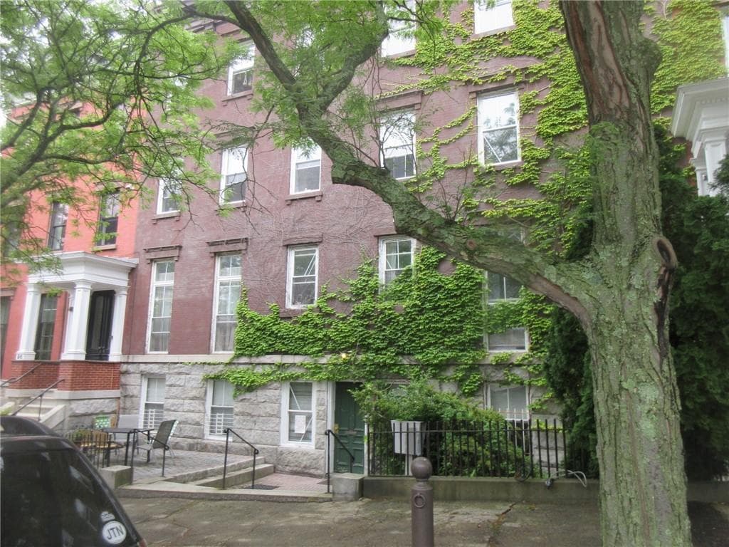 100 Bowen Street #8 units - Photo 1