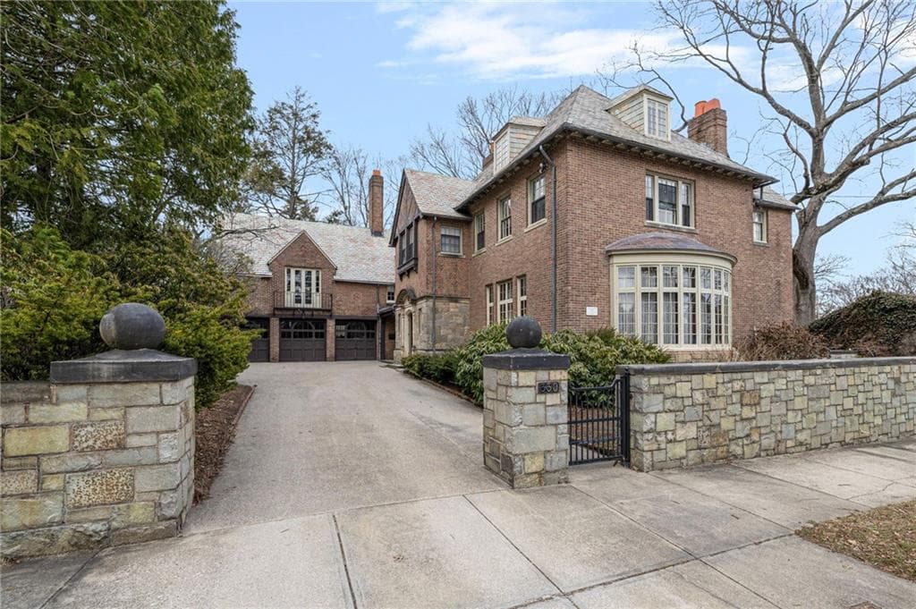 330 Freeman Parkway - Photo 2