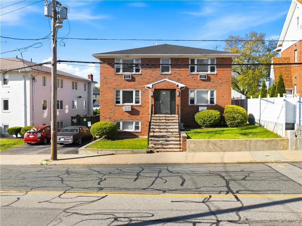787 Admiral Street - Photo 2