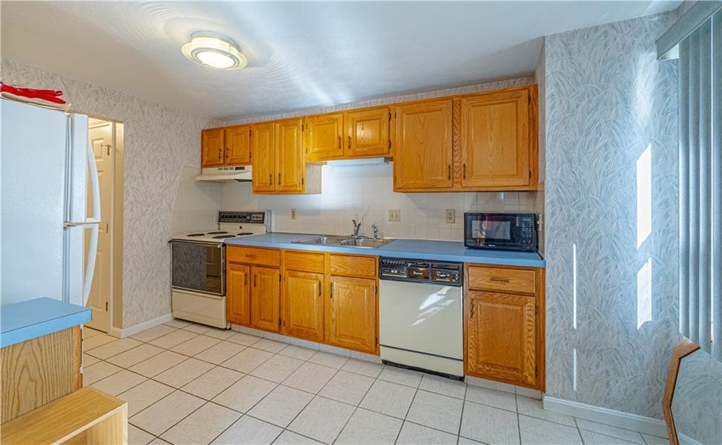 1902 Pinewood Drive - Photo 4
