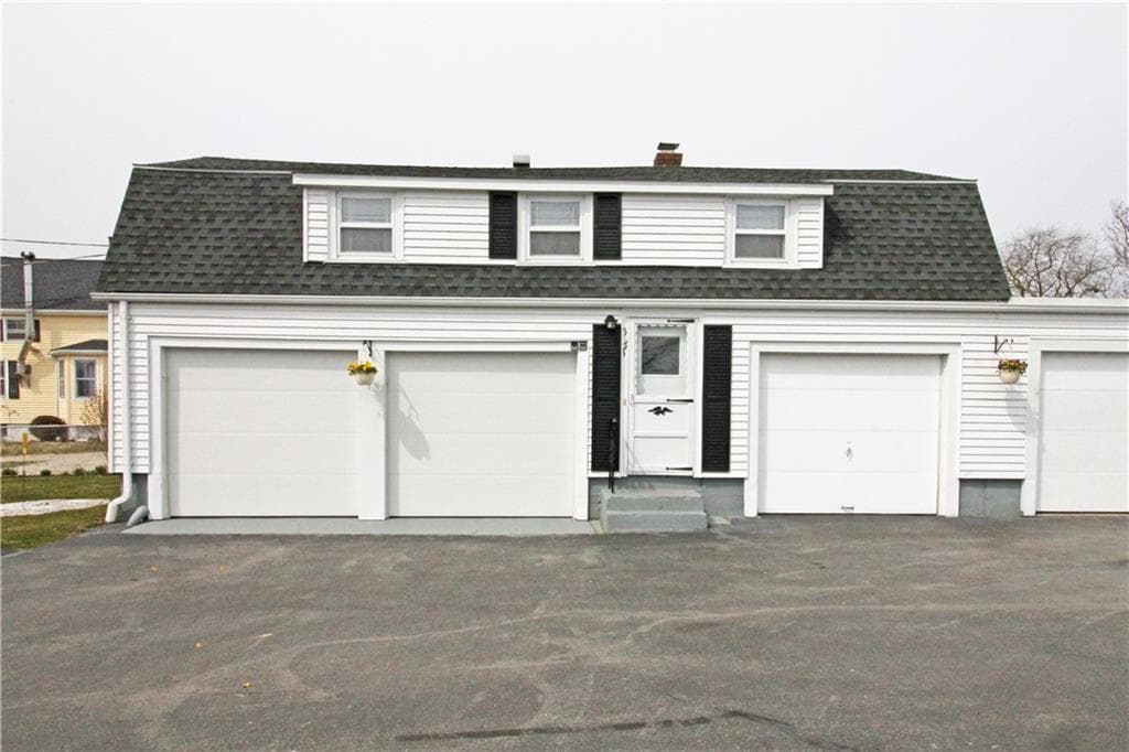 563 Aquidneck Avenue - Photo 2