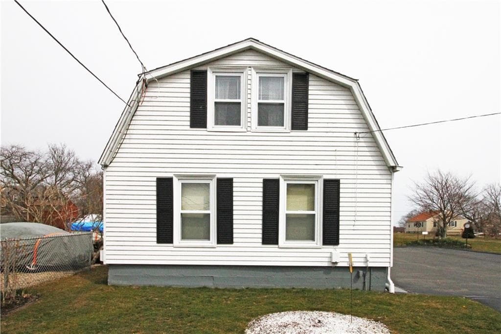 563 Aquidneck Avenue - Photo 3