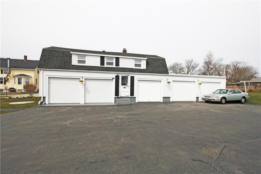 563 Aquidneck Avenue