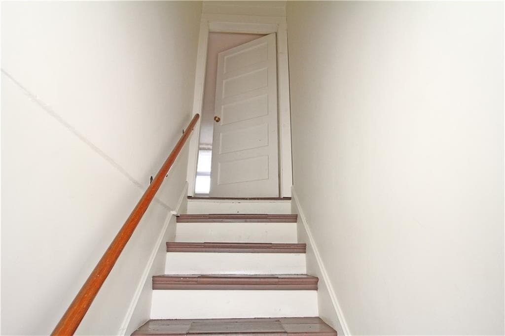 563 Aquidneck Avenue - Photo 4