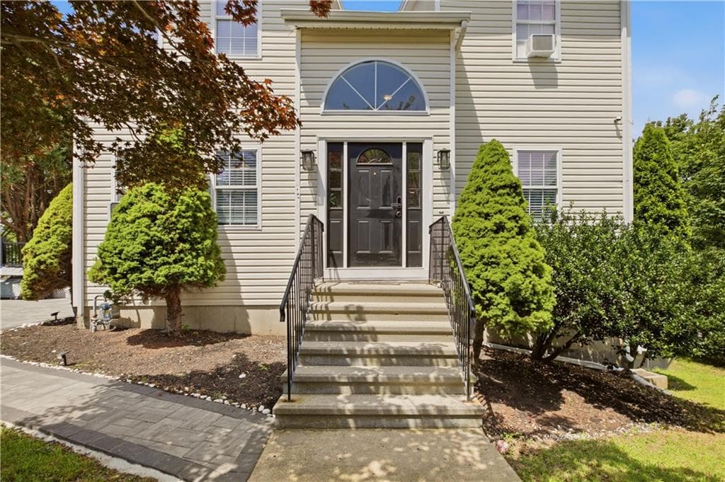724 Woodman Street - Photo 2