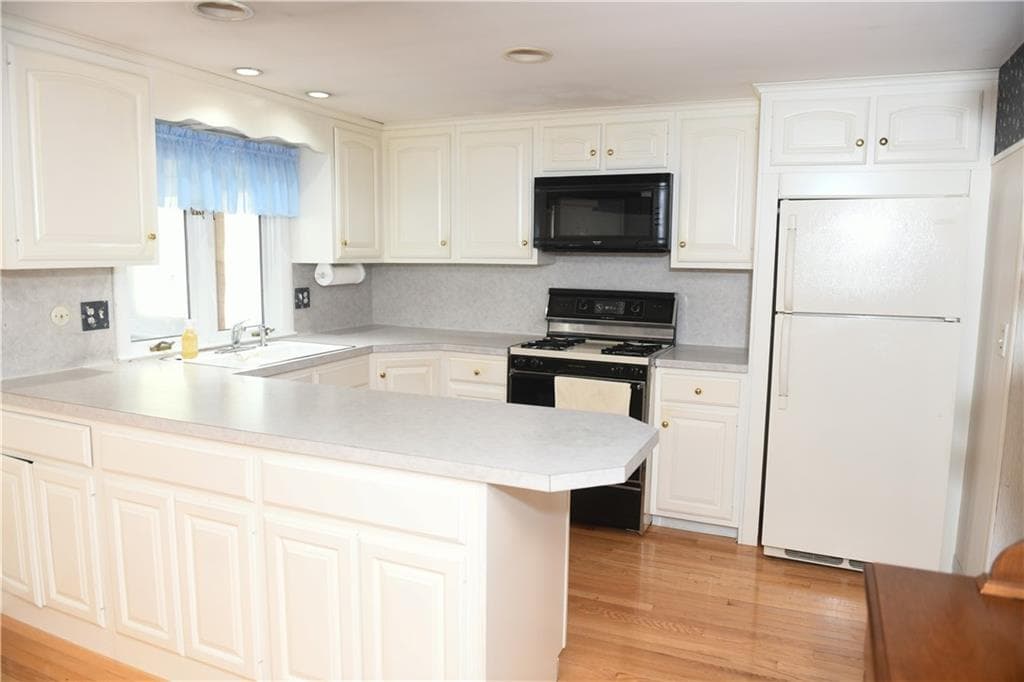 20 Bicentennial Way - Photo 4