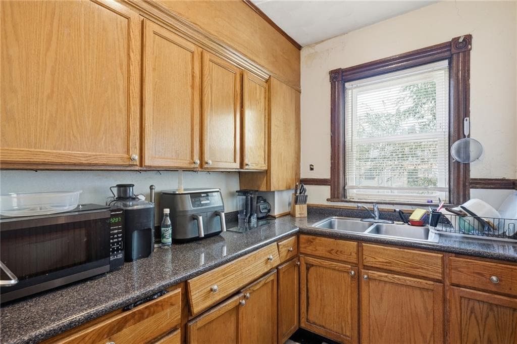 200 Admiral Street - Photo 2