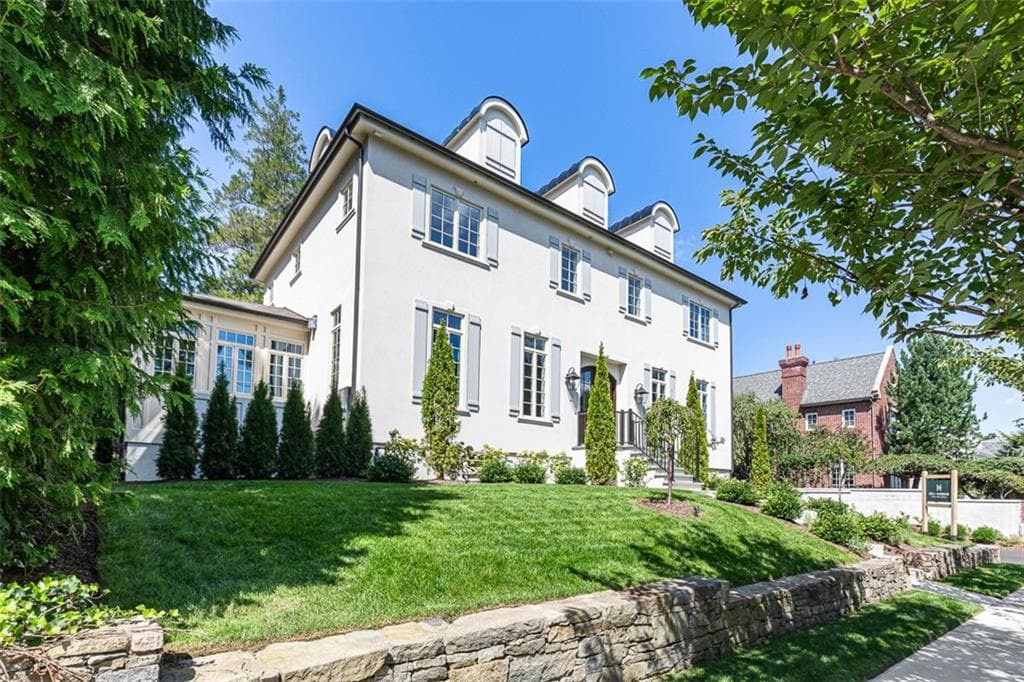 310 Blackstone Boulevard - Photo 2