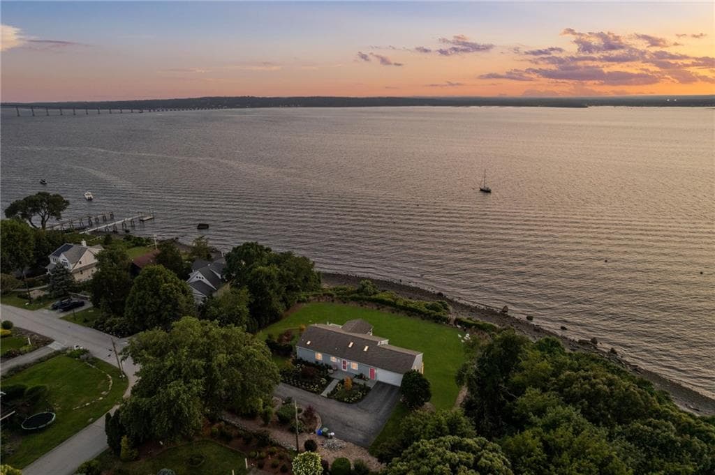 585 Seaside Drive - Photo 2